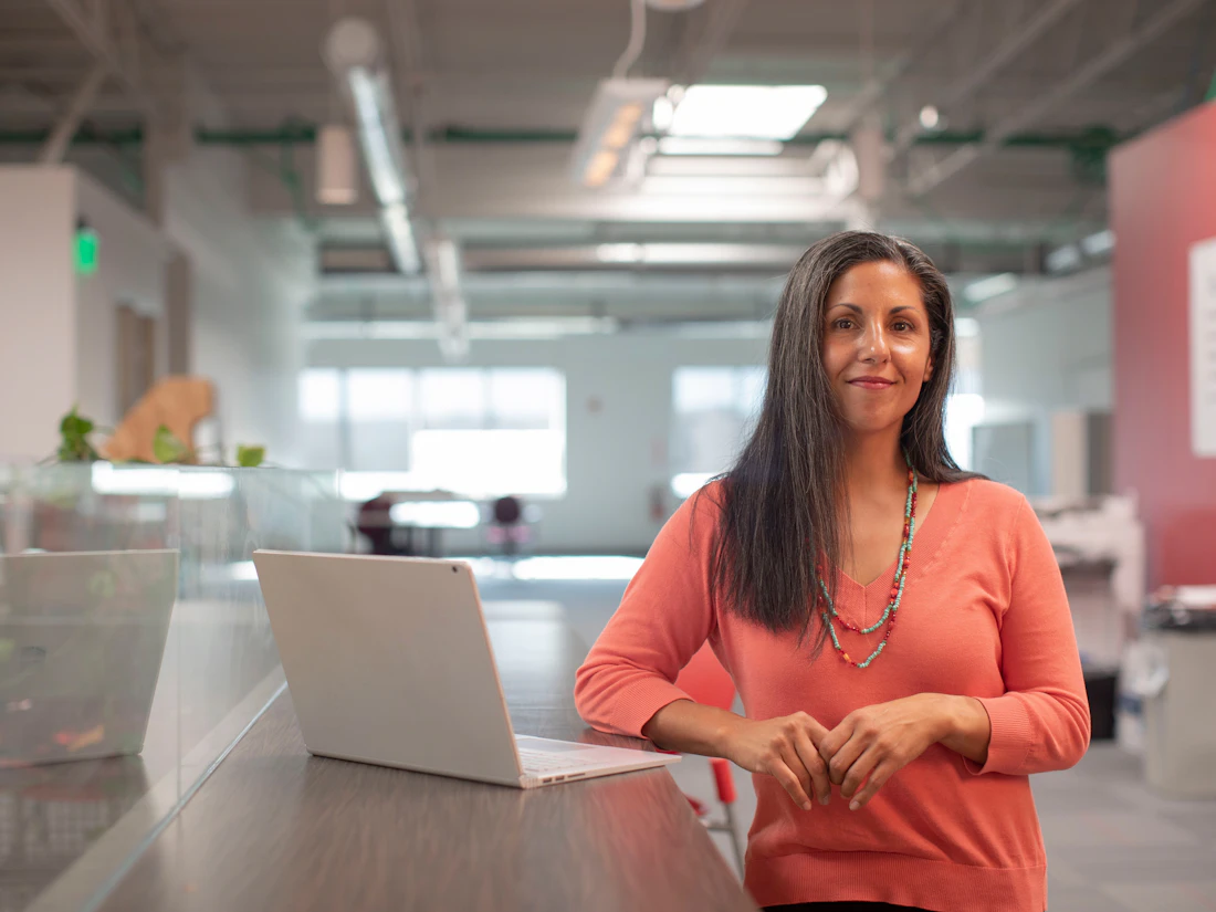 Content strategist structuring questions and direct answers for answer engine optimisation