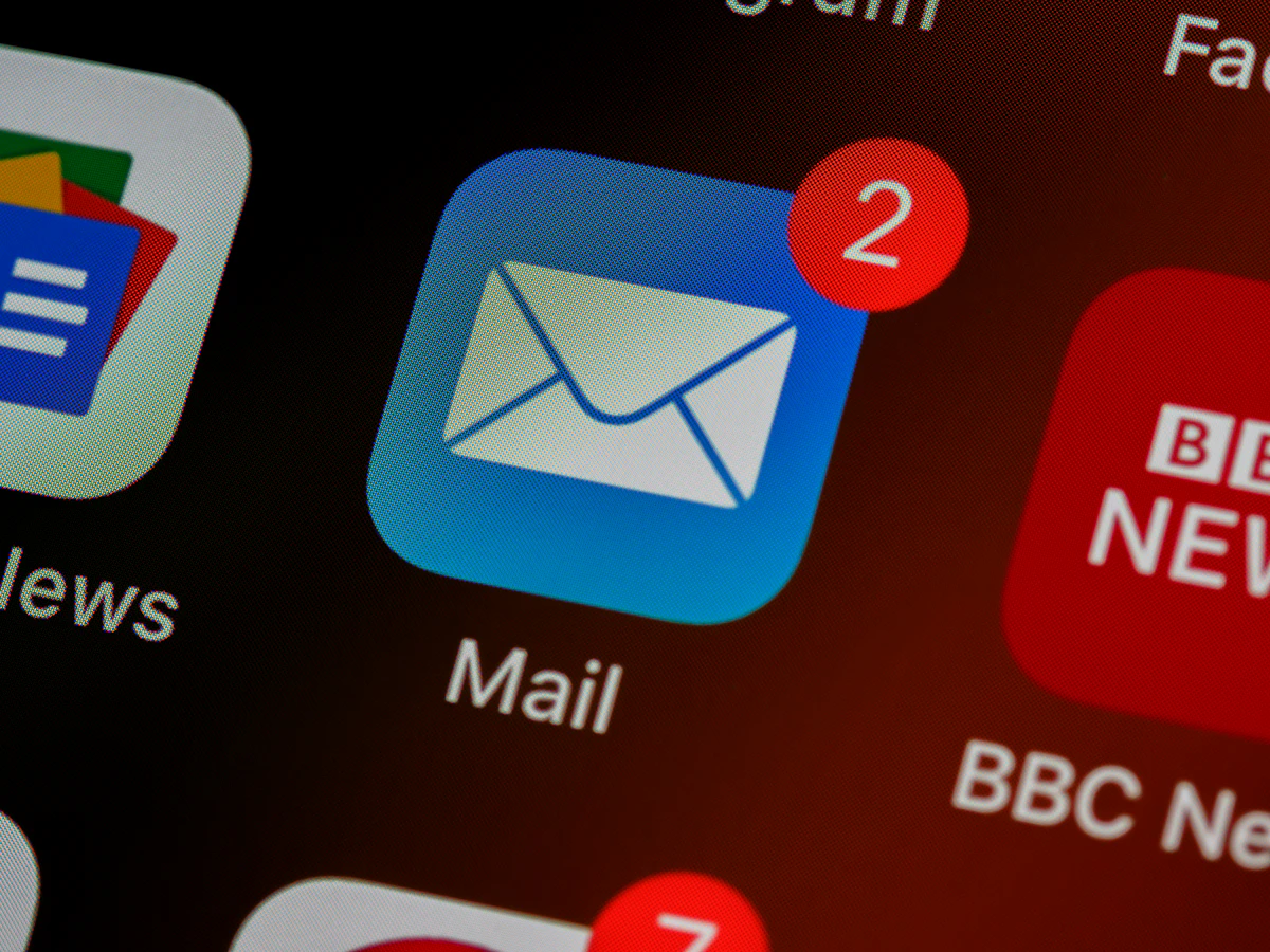 Mail application icon showing unread message notifications on a screen